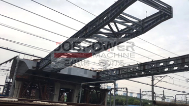 2022年江苏南京龙翔西立交跨铁路桥顶推